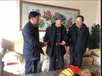 敦煌種業(yè)領(lǐng)導(dǎo)看望慰問公司老干部、老黨員及困難黨員職工
