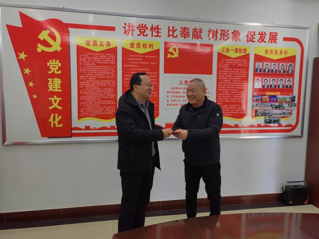 敦煌種業(yè)領(lǐng)導(dǎo)看望慰問公司老干部、老黨員及困難黨員職工